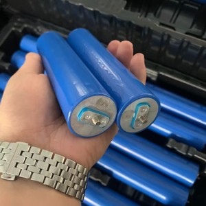 Batterie cylindrique au lithium-ion 32145 avec cathode LiMn2O4 2,3V 10Ah avec borne pour vélos électriques/trottinettes - Product Image 1