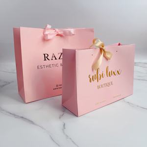 Sacs cadeaux en papier rose personnalisés avec estampage à chaud doré et poignées en ruban - Sacs de shopping de luxe pour boutiques - Product Image 1