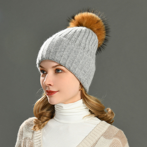 <span class=keywords><strong>Bonnet</strong></span> d'hiver pour femmes de nouveau style conçu en usine sur mesure en vrai <span class=keywords><strong>cachemire</strong></span> tricoté crâne casquette Pom Pom rayures à revers bonnets chics - Product Image 1