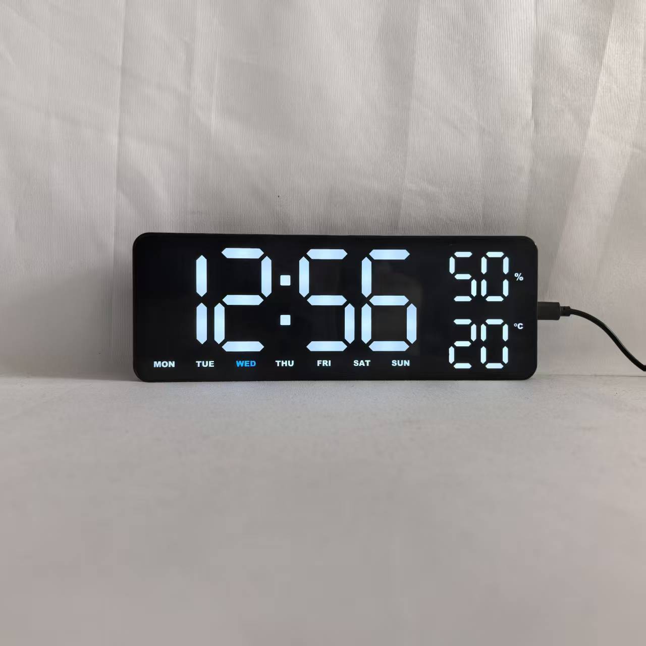 Carcasa negra, luz blanca.