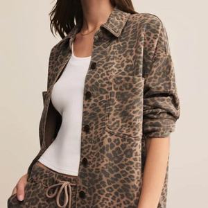 Vestes en jean imprimées numériquement à motif personnalisé de haute qualité pour l'automne, style vintage élégant, délavé à l'acide, coupe ample, pour un look tendance (OOTD), motif léopard - Product Image 1