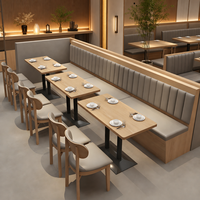 Ensemble de table et banquette en forme de U, gris taupe, banquette à nervures, chaise à dossier anneau, table à base conique pour cour, hall et terrasse de café
