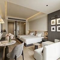Ensemble de lit double de qualité commerciale pour chambre d'hôtel, avec cadre en bois et tête de lit rembourrée douce, pour projets hôteliers