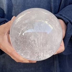 Sphère de cristal de quartz clair de grande taille en pierre naturelle de haute qualité de 8,5 à 9 cm pour la décoration de la maison et la méditation - Product Image 3