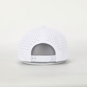 Casquette de baseball structurée pour homme et femme, 5 panneaux, 100% polyester blanc, avec logo personnalisé, perforations découpées au laser, style Dad Hat, pour le sport et le golf - Product Image 5