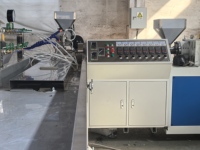 Ligne de production d'extrusion de profilés d'étanchéité pour portes de salle de bain en HDPE/PS à haute efficacité avec des caractéristiques de sécurité automatiques élevées