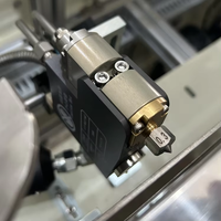 Machine automatique de distribution et de scellage de colle thermofusible pour boîtes intérieures, idéale pour l'emballage de biscuits, gâteaux et cartons.