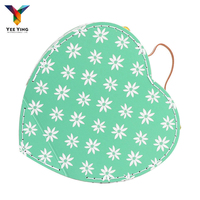Boîte cadeau en forme de cœur pour vêtements de bébé, boîte cadeau personnalisée avec logo, emballage de boîte pour bébé, boîte cadeau en carton avec poignée en PU