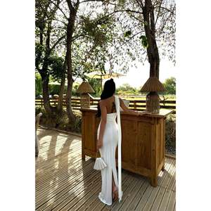 Robe blanche sans bretelles avec dentelle, perles, imprimé cristal, décoration, taille tombante - Product Image 1