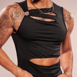 Top corto para hombre con hombros asimétricos y aberturas, chaleco sin mangas negro, ajustado, estilo urbano, para fiestas y discotecas - Product Image 4