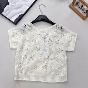 Haut en tricot crocheté fait main avec applique florale 3D, manches courtes ajourées, chemisier d'été - Product Image 2