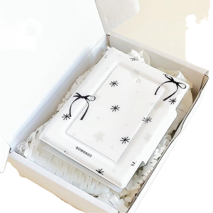Cadre <span class=keywords><strong>photo</strong></span> <span class=keywords><strong>carré</strong></span> portable noir en PU écologique avec nœud papillon, album à cartes à grille unique, impression numérique 4 couleurs, petit format très tendance - Product Image 1