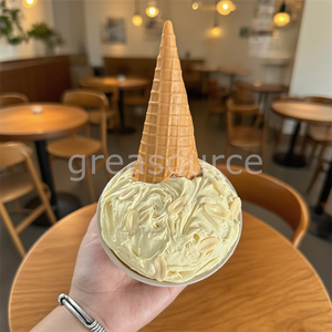 Modèle de crème glacée exquis, coupe et cornet croustillants, saveur réaliste, garni de biscuits, fruits et chocolat, pour présentation en pâtisserie - Product Image 3