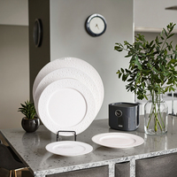 Assiettes en céramique blanches en gros avec bord perlé et texture en relief, assiettes en porcelaine pour la restauration et la vaisselle d'hôtel