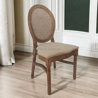 Chaise d'Allée Vintage Française en Bois Massif avec Dossier en Rotin Empilable – Luxe, Extérieur, Événements, Hôtels, Salles, Restaurants – Vente en Gros