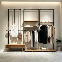 Système d'affichage modulaire asymétrique avec bases en bois décalées et étagères suspendues multifonctionnelles pour boutique de créateurs