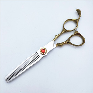 Tijeras de Peluquería Inoue Kazunari de 62 mm, Uso Profesional en Salón de Belleza, para Diestros, Mango Dorado con Gema Roja - Product Image 3