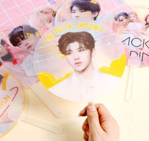 Vente chaude - Prix le plus bas - Éventail en plastique PP/PVC personnalisé avec poignée centrale pour cadeaux promotionnels - Product Image 4