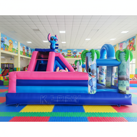 Château gonflable bleu vif avec toboggan et personnage de dessin animé ludique pour le divertissement des enfants en intérieur