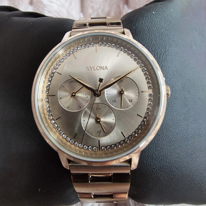 Il Quadrante Lussuoso e alla Moda dell'Orologio da Polso da Donna Presenta un Quadrante Secondario per la Data Decorato con Cristalli sul Bordo Esterno - Product Image 3