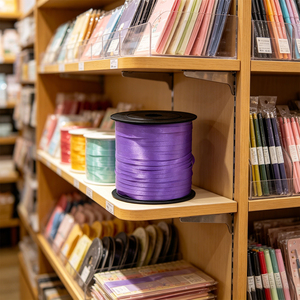 Cinta Morada Mate de 500m, diseñada específicamente para aplicaciones en interiores, decoraciones para fiestas, paquete de 3 unidades. - Product Image 6