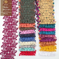 Vente directe d'usine de 20 couleurs de dentelle en stock. Dentelle en polyester avec bordure en dentelle fleurie brodée pour ourlet de jupe et poignets.