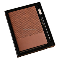 Coffret Cadeau Anniversaire Personnalisé : Agenda 2025 Vert Gaufré, Carnet en Cuir Souple avec Reliure Cousue et Stylo USB Intégré