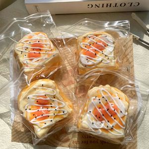 Juguete Antiestrés de Silicona de Grado Alimenticio con Forma de Huevo Frito de Doble Yema y Tostada, Juguete para Apretar con Textura Realista - Product Image 3