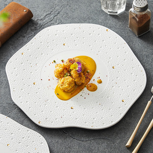 Plato de Cerámica Blanco Irregular con Detalles en Oro, Plato de Porcelana Desechable para Comida Fina, Apto para Lavavajillas - Product Image 2