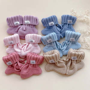 Chaussons en <span class=keywords><strong>crochet</strong></span> faits main pour nouveau-nés avec attaches, couleur unie, 0-3 mois, chaussettes en coton pour bébé avec étiquettes personnalisées, tricot pour bébé garçon et fille - Product Image 1