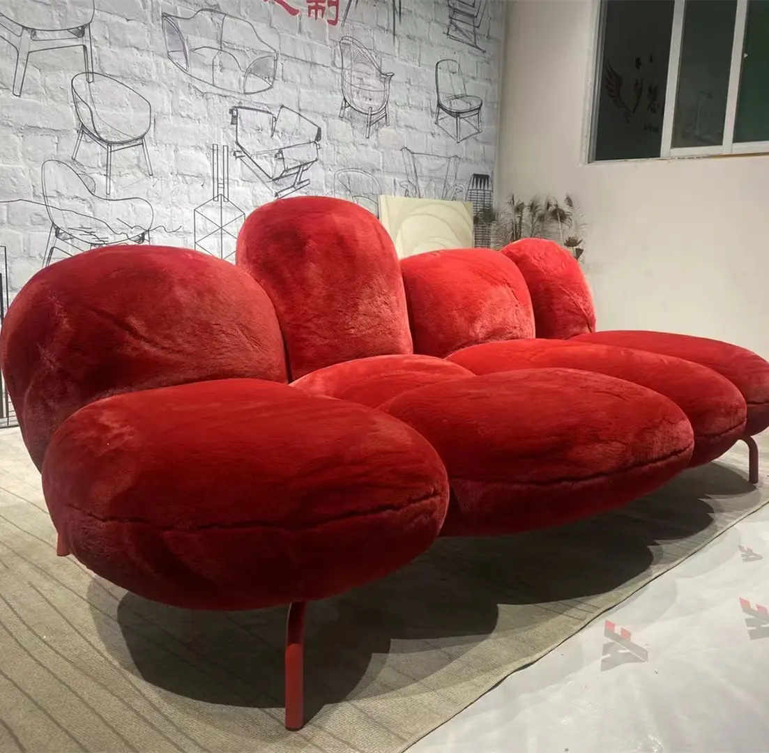 Sofá de pó vermelho de malha fofa de designer italiano de três lugares A casa modelo mostra o sofá em destaque