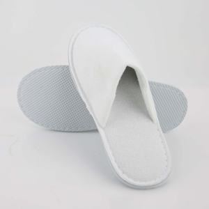 Chaussons jetables personnalisés à bout fermé en tissu éponge blanc pour hôtels, spas, mariages, hôpitaux, voyages, événements aériens - Product Image 2