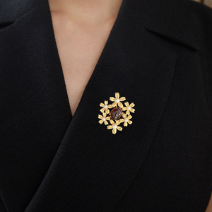 Broche Floral de Granate Natural y Perla de Agua Dulce, Broche de Lujo de Cobre Chapado en Oro de 18K - Product Image 4