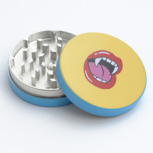 Cannacoast Broyeur en métal manuel à 2 couches personnalisé Accessoire de conception moderne pour le tabac à herbes sèches en fleurs à fumer - Product Image 2