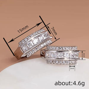 Boucles d'oreilles Huggie réalistes en or blanc avec cristaux de strass taille princesse sertis en canal pour femme, bijoux de fête tendance - Product Image 6