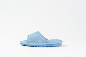 Zapatillas azules con punta abierta y logotipo personalizado, Zapatillas de casa de piel de primera calidad para mujer - Product Image 2