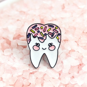 Popular tamaño pequeño forma de diente duro suave esmalte pines insignia personalizada dibujos animados personalizar accesorios dentista broche solapa Pin dientes - Product Image 1