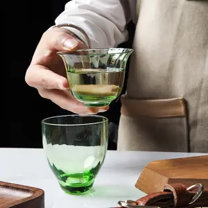 Toptan dikey çizgili isıya dayanıklı küçük cam bardak el yapımı yeşil temizle Kung Fu ev için çay bardağı Set