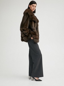 Cappotto Corto Elegante da <span class=keywords><strong>Donna</strong></span> in <span class=keywords><strong>Pelliccia</strong></span> di Zibellino Dorato Importato dalla Russia, Colore Naturale, Chiusura Monopetto, Nero Quadrato - Product Image 4