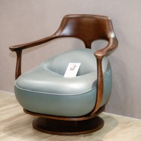 Fauteuil d'appoint élégant en bois de noyer avec coussin en cuir noir, design pivotant, base en métal doré, OEM ODM PISANO