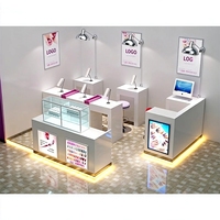 Étagères de magasin de fournitures pour ongles pour la conception d'intérieur de centre commercial, mobilier de bar à ongles personnalisé, station de kiosque, vitrine de cosmétiques pour manucure