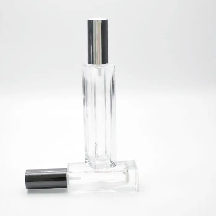 最も人気のある空の正方形の透明なガラスの香水瓶50mlクリスタルの空のスプレー香水瓶と黒の透明なポンプスプレー