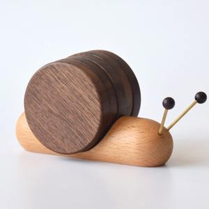 Juego de Posavasos de Madera de Nogal, Posavasos Aislante de Calor, Posavasos de Madera Maciza con Forma de Caracol para Tazas de Té - Product Image 1