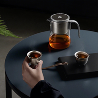 Bouteille à thé portable en verre à attraction magnétique avec infuseur filtrant à une touche, grande capacité, style minimaliste, thé de qualité supérieure