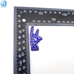 Broche ZPB tendance pour sororité, motif geste du doigt bleu, avec émail bleu et strass, idéale comme cadeau pour vêtements féminins - Product Image 4