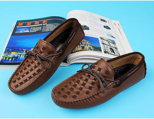 Un hombre está usando mocasines de cuero genuino con un diseño tejido, un par de zapatos planos formales de negocios, zapatos de conducir para hombre. - Product Image 2