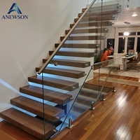 Escalier flottant moderne en acier et bois pour villa intérieure avec garde-corps en verre, sûr et durable