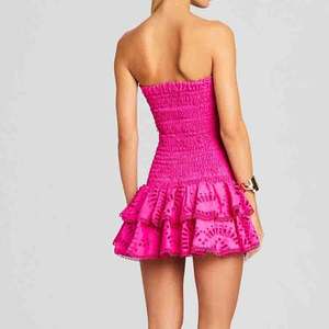 Nouvelle Robe Mini Plissée Brodé Sans Bretelles Tendance du Créateur, Robe en Coton Brodé Personnalisée - Product Image 3