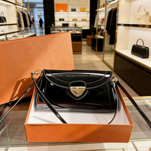 Sac à bandoulière vintage de créateur pour femme en cuir verni avec logo embossé et fermeture à rabat, idéal pour l'été – Vente en gros - Product Image 3