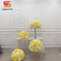 Boule de centre de table en fleurs artificielles en soie personnalisée SMOOTH, blanche et jaune, avec des roses